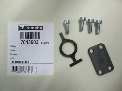 Remeha Dichtungsset mit Gasket, zwei Platten und vier Schrauben, geeignet für Flansch-Anwendungen. Teile auf hellem Untergrund angeordnet.